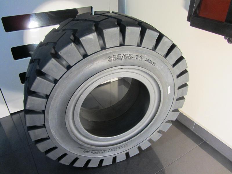 Solide tyre 355/65-15 Colery Standard