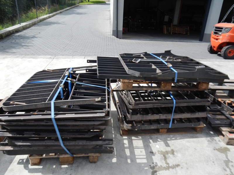 Forklift mast protection grille